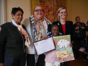 Carla Dosoe recoit le 1er prix du concours Échos d’Outre-mer