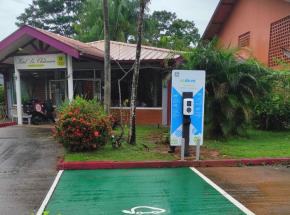 Consommation : face à l’explosion du prix des carburants, la voiture électrique est-elle une solution ?