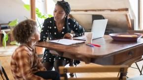 Familles monoparentales : une réalité deux fois plus fréquente dans les Outre-mer que dans l’Hexagone