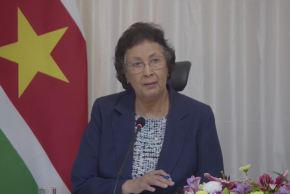 Suriname : un an après son arrivée au pouvoir, Jennifer Simons évoque un gouvernement en pleine transition
