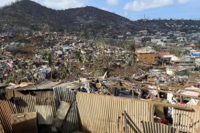 "Les gens vivent encore dans des bâches" : un an après le passage du cyclone Chido, Mayotte peine à se relever